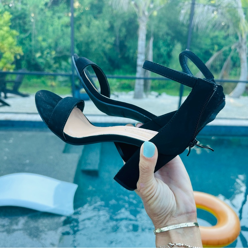 Moda black heels never worn